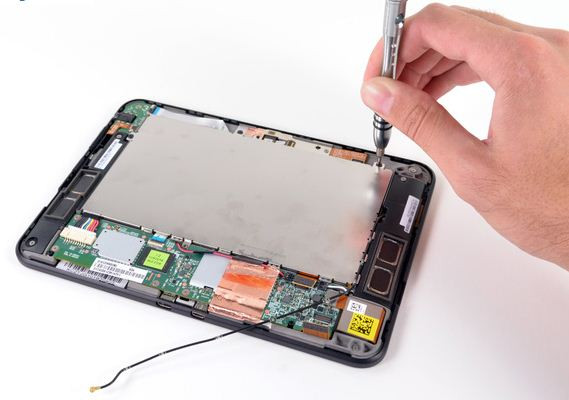 Chúng ta sẽ tập trung vào phiên bản Kindle Fire HD. Bắt đầu tháo miếng kim loại.