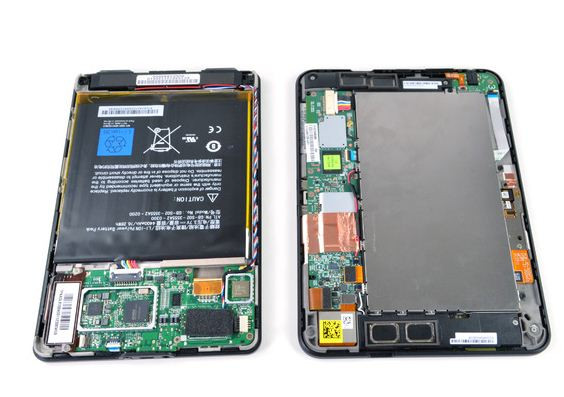 So sánh mặt sau của Kindle Fire 2012 và Kindle Fire HD 7 inch. Viên pin của phiên bản HD được che chắn tốt hơn bằng một miếng kim loại.