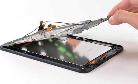 Tiếp tục tháo miếng kim loại đỡ bảng mạch.