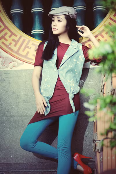 Đôi lúc, người mẫu teen trông thật cá tính và sành điệu khi mix quần leggings (quần tất) với áo dáng dài, giày cao gót cùng mũ. Thông thường, leggings màu sắc và áo thun ôm vạt xéo luôn giúp tôn lên vẻ đẹp hình thể quyến rũ. Áo gile denim bụi bặm với hai vạt áo thắt ấn tượng được Bảo Trân đặc biệt yêu thích.