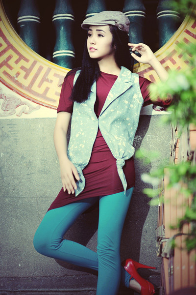 Đôi lúc, người mẫu teen trông thật cá tính và sành điệu khi mix quần leggings (quần tất) với áo dáng dài, giày cao gót cùng mũ. Thông thường, leggings màu sắc và áo thun ôm vạt xéo luôn giúp tôn lên vẻ đẹp hình thể quyến rũ. Áo gile denim bụi bặm với hai vạt áo thắt ấn tượng được Bảo Trân đặc biệt yêu thích. Đôi lúc, người mẫu teen trông thật cá tính và sành điệu khi mix quần leggings (quần tất) với áo dáng dài, giày cao gót cùng mũ. Thông thường, leggings màu sắc và áo thun ôm vạt xéo luôn giúp tôn lên vẻ đẹp hình thể quyến rũ. Áo gile denim bụi bặm với hai vạt áo thắt ấn tượng được Bảo Trân đặc biệt yêu thích.