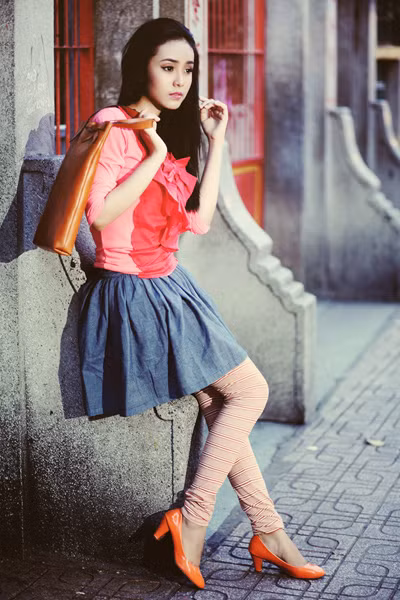 Những bộ cánh sắc màu, rộng rãi và phá cách là xì-tai yêu thích của người mẫu tuổi teen Bảo Trân trong những ngày đầu thu. Hãy cùng ngắm xem Bảo Trân xinh tươi dạo bước trên một góc phố xưa Sài Thành trong buổi chiều thu chạng vạng.