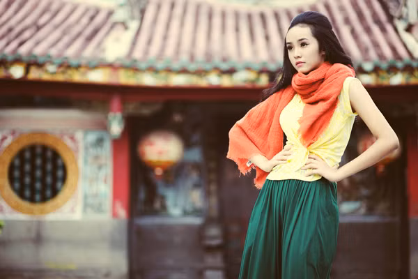 Quần Harem (hay còn được gọi là quần Alibaba), là dáng quần xếp ly thụng phần hông, đũng với chất liệu vải mềm, rủ, có nguồn gốc từ Ả Rập, đã xuất hiện từ lâu và từng trở thành 'cơn sốt' trong làng thời trang vào năm 2010. Kiểu quần này rất hợp với những bạn gái có dáng người cao ráo, mảnh mai như Bảo Trân, chúng cũng dễ dàng kết hợp với nhiều kiểu trang phục, đặc biệt là áo lửng, áo ôm sát...