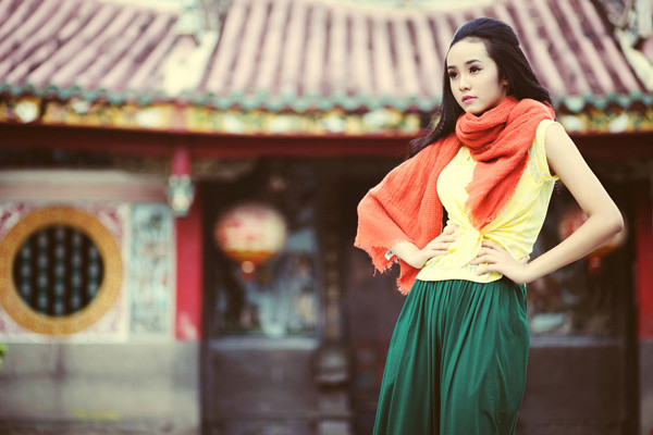 Quần Harem (hay còn được gọi là quần Alibaba), là dáng quần xếp ly thụng phần hông, đũng với chất liệu vải mềm, rủ, có nguồn gốc từ Ả Rập, đã xuất hiện từ lâu và từng trở thành 'cơn sốt' trong làng thời trang vào năm 2010. Kiểu quần này rất hợp với những bạn gái có dáng người cao ráo, mảnh mai như Bảo Trân, chúng cũng dễ dàng kết hợp với nhiều kiểu trang phục, đặc biệt là áo lửng, áo ôm sát... Quần Harem (hay còn được gọi là quần Alibaba), là dáng quần xếp ly thụng phần hông, đũng với chất liệu vải mềm, rủ, có nguồn gốc từ Ả Rập, đã xuất hiện từ lâu và từng trở thành 'cơn sốt' trong làng thời trang vào năm 2010. Kiểu quần này rất hợp với những bạn gái có dáng người cao ráo, mảnh mai như Bảo Trân, chúng cũng dễ dàng kết hợp với nhiều kiểu trang phục, đặc biệt là áo lửng, áo ôm sát...