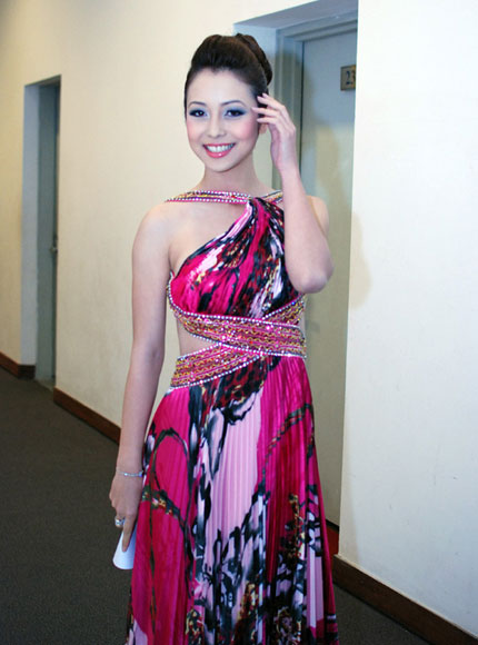 Jennifer Phạm với đầm đỏ hoa, chéo 2 dây nhìn rất quyến rũ. Jennifer Phạm với đầm đỏ hoa, chéo 2 dây nhìn rất quyến rũ.