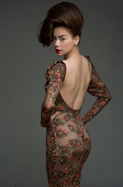 Bộ đầm màu tối khoe trọn lưng ong quyến rũ của Hà Hồ. Bộ đầm màu tối khoe trọn lưng ong quyến rũ của Hà Hồ.