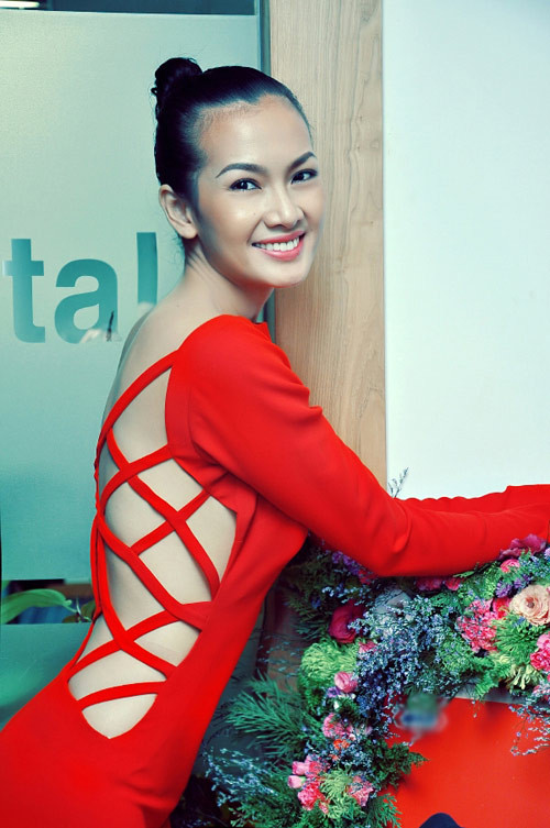 Phần trước tuy 'kín cổng cao tường' nhưng đằng sau lại hút mọi ánh nhìn khi cô khoe tấm lưng trần nõn nà dưới lớp vải đan chéo nửa kín nửa hở. Phần trước tuy 'kín cổng cao tường' nhưng đằng sau lại hút mọi ánh nhìn khi cô khoe tấm lưng trần nõn nà dưới lớp vải đan chéo nửa kín nửa hở.