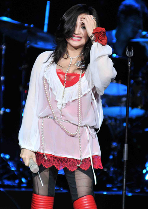 Bộ trang phục rất "sến" cộng thêm bông hoa rườm rà của Thanh Lam. Bộ trang phục rất "sến" cộng thêm bông hoa rườm rà của Thanh Lam.