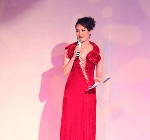 Hai bông hoa vắt vai của Ngọc Khánh Hai bông hoa vắt vai của Ngọc Khánh