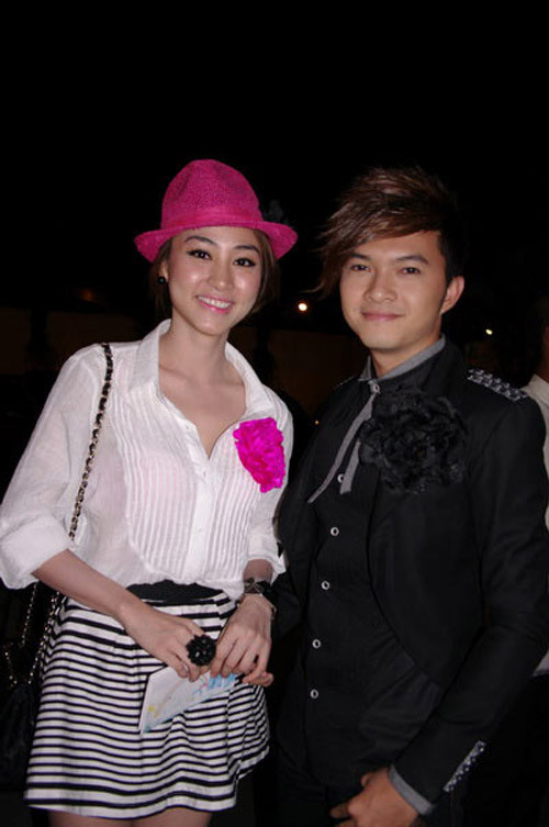 Người đẹp Ngân Khánh chuộng những bông hoa màu sắc ... Người đẹp Ngân Khánh chuộng những bông hoa màu sắc ...