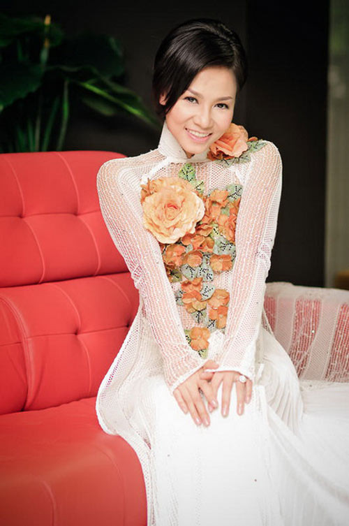 Thu Minh hoa lá cành quá mức. Thu Minh hoa lá cành quá mức.