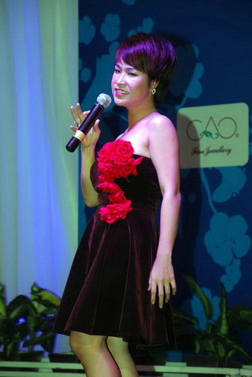 Phải chăng Uyên Linh dùng bông hoa to vật vã như vậy là để "che giấu" vòng một của mình. Phải chăng Uyên Linh dùng bông hoa to vật vã như vậy là để "che giấu" vòng một của mình.