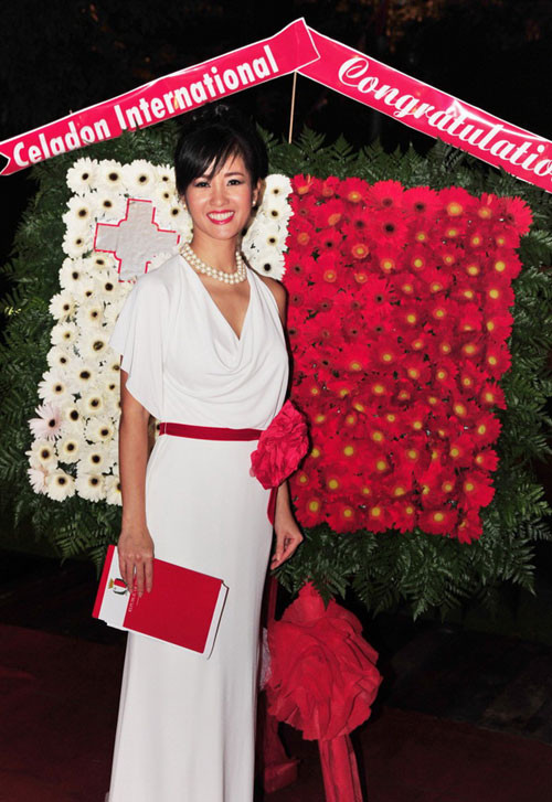 Dường như chị Bống luôn thích những bông hoa "khủng". Dường như chị Bống luôn thích những bông hoa "khủng".