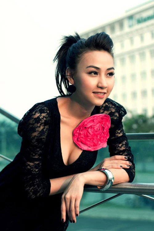 Và chính sắc màu lòe loẹt đã khiến những bộ cánh tinh tế của cô mất đi nhiều giá trị. Và chính sắc màu lòe loẹt đã khiến những bộ cánh tinh tế của cô mất đi nhiều giá trị.