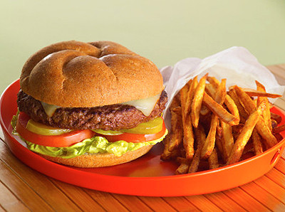 Tránh xa thức ăn nhanh: Khảo sát 3.000 người tuổi từ 18 đến 30 trong vòng 15 năm, nhóm nghiên cứu Đại học Minnesota tìm thấy những ai ăn thức ăn nhanh nhiều hơn 2 lần mỗi tuần thì nặng hơn 5 kg và có nguy cơ bị kháng insulin cao gấp 2 lần so với nhóm ăn ít hơn một lần mỗi tuần. Đây là hai yếu tố nguy cơ chính gây tiểu đường tuýp 2. Tránh xa thức ăn nhanh: Khảo sát 3.000 người tuổi từ 18 đến 30 trong vòng 15 năm, nhóm nghiên cứu Đại học Minnesota tìm thấy những ai ăn thức ăn nhanh nhiều hơn 2 lần mỗi tuần thì nặng hơn 5 kg và có nguy cơ bị kháng insulin cao gấp 2 lần so với nhóm ăn ít hơn một lần mỗi tuần. Đây là hai yếu tố nguy cơ chính gây tiểu đường tuýp 2.