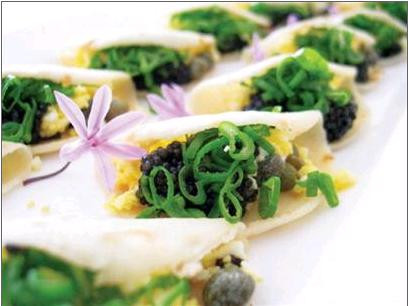 Chọn món khai vị phù hợp: Ăn rau xanh, sa lát trước mỗi bữa ăn có thể giúp kiểm soát lượng đường trong máu bạn. Người mắc tiểu đường tuýp 2 cũng có thể hạ thấp lượng đường máu nếu dùng khoảng 2 thìa dấm ngay trước bữa ăn giàu carbonhydrate. Chọn món khai vị phù hợp: Ăn rau xanh, sa lát trước mỗi bữa ăn có thể giúp kiểm soát lượng đường trong máu bạn. Người mắc tiểu đường tuýp 2 cũng có thể hạ thấp lượng đường máu nếu dùng khoảng 2 thìa dấm ngay trước bữa ăn giàu carbonhydrate.