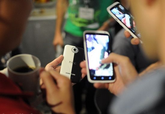 2 màu đen và trắng đối nghịch nhau. 2 màu đen và trắng đối nghịch nhau.