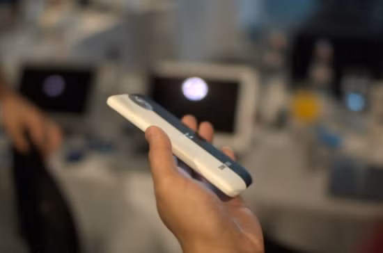 Vỏ ngoài nguyên khối bằng chất liệu polycarbonate.