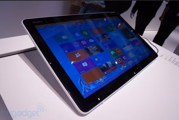 VAIO Tap 20: Bạn có thể gọi VAIO Tap 20 là một chiếc tablet khổng lồ hay một chiếc PC màn hình cảm ứng. Tất nhiên, việc sử dụng Sony Vaio Tap 20 theo chức năng của một chiếc tablet có vẻ sẽ không hề dễ dàng bởi màn hình cảm ứng đa chạm của máy rộng tới 20 inch, nhưng hãy thử tưởng tượng bạn thả mình trên ghế sofa và thưởng thức những bộ phim với sản phẩm này. Sony gọi đây là chiếc PC cảm ứng cho gia đình và có lẽ cách sử dụng này phù hợp hơn là một chiếc tablet khổng lồ. Tap 20 được trang bị chip Intel Core i5-2217U, RAM 4 GB và ổ cứng 1 TB.