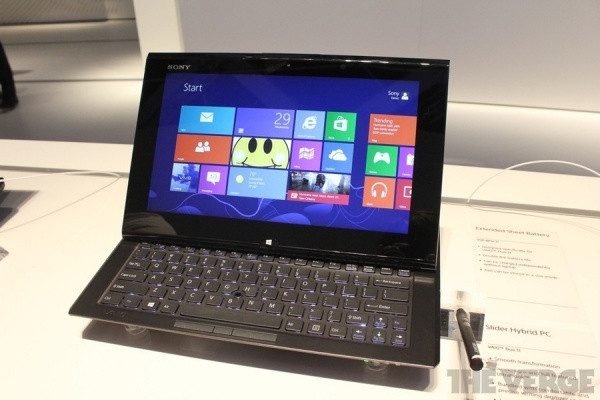 Sony Vaio Duo 11: Sony Vaio Dual 11 có thiết kế lai giữa tablet và laptop. Bàn phím Qwerty đầy đủ được gắn liền vào máy giúp người dùng thao tác trên máy như một chiếc tablet bình thường nhưng màn hình cảm ứng giúp mang lại trải nghiệm chạm vuốt trên tablet. Ngoài ra, Dual 11 hỗ trợ cả bút cảm ứng. Màn hình cảm ứng của máy rộng 11,6 inch và cho độ phân giải full HD; Dual 11 nặng 1,31 kg; dùng chip Core i của Intel; RAM 4 GB hoặc 8 GB; ổ SSD 128 GB hoặc 256 GB. Sony Vaio Duo 11: Sony Vaio Dual 11 có thiết kế lai giữa tablet và laptop. Bàn phím Qwerty đầy đủ được gắn liền vào máy giúp người dùng thao tác trên máy như một chiếc tablet bình thường nhưng màn hình cảm ứng giúp mang lại trải nghiệm chạm vuốt trên tablet. Ngoài ra, Dual 11 hỗ trợ cả bút cảm ứng. Màn hình cảm ứng của máy rộng 11,6 inch và cho độ phân giải full HD; Dual 11 nặng 1,31 kg; dùng chip Core i của Intel; RAM 4 GB hoặc 8 GB; ổ SSD 128 GB hoặc 256 GB.