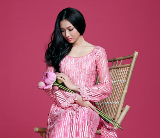 Bích Khanh e ấp như đóa hoa sen Bích Khanh e ấp như đóa hoa sen