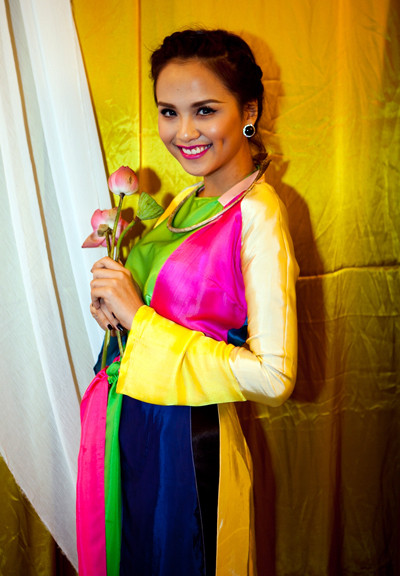 Hoa hậu Diễm Hương tạo dáng cùng áo tứ thân và hoa sen. Hoa hậu Diễm Hương tạo dáng cùng áo tứ thân và hoa sen.