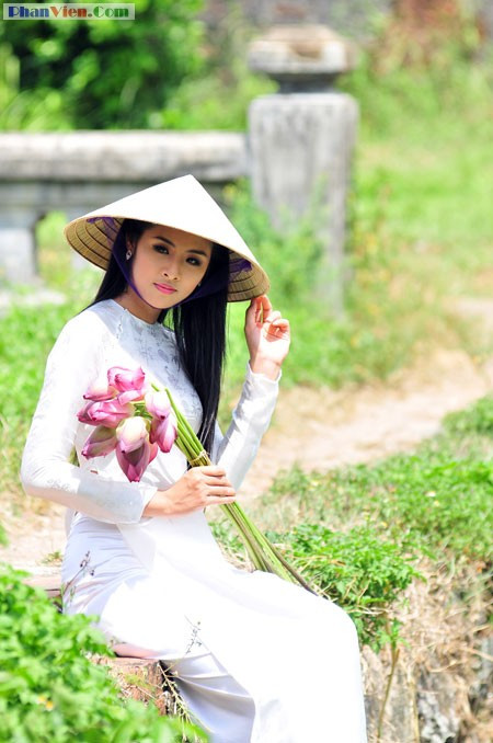 Ngọc Hân thuần khiết bên hoa sen. Ngọc Hân thuần khiết bên hoa sen.