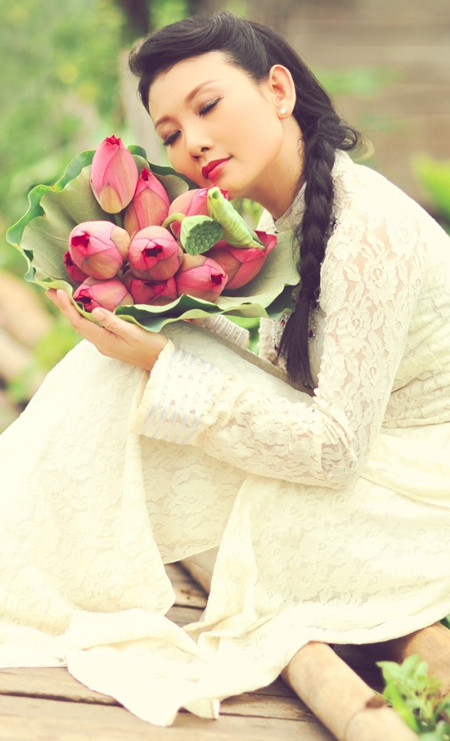 Mỹ Uyên hóa thành thiếu nữ Hà Nội xưa và mơ màng bên hoa sen. Mỹ Uyên hóa thành thiếu nữ Hà Nội xưa và mơ màng bên hoa sen.