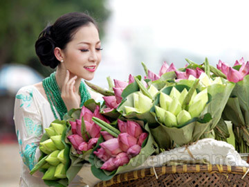 Linh Nga say đắm với hương sen. Linh Nga say đắm với hương sen.