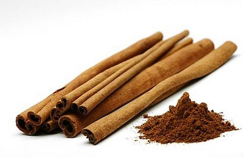 4. Bổ sung quế: Theo nghiên cứu của các nhà khoa học Pakistan thì chế phẩm từ quế có tác dụng rất tốt làm giảm bệnh đái tháo đường (ĐTĐ). Rất đa dạng, có thể cho vào cà phê, sữa chua, ngũ cốc hoặc trà uống hàng ngày. Trong nghiên cứu này, các nhà khoa học đã mời những người mắc bệnh ĐTĐ tham gia nghiên cứu, dùng quế ở mức 1, 3 và 6 gam/ngày trong vòng 40 ngày và nhóm dùng giả dược để đối chứng. Kết quả, sau 40 ngày nhóm dùng quế giảm được 18-29% lượng đường huyết so với nhóm giả dược. 4. Bổ sung quế: Theo nghiên cứu của các nhà khoa học Pakistan thì chế phẩm từ quế có tác dụng rất tốt làm giảm bệnh đái tháo đường (ĐTĐ). Rất đa dạng, có thể cho vào cà phê, sữa chua, ngũ cốc hoặc trà uống hàng ngày. Trong nghiên cứu này, các nhà khoa học đã mời những người mắc bệnh ĐTĐ tham gia nghiên cứu, dùng quế ở mức 1, 3 và 6 gam/ngày trong vòng 40 ngày và nhóm dùng giả dược để đối chứng. Kết quả, sau 40 ngày nhóm dùng quế giảm được 18-29% lượng đường huyết so với nhóm giả dược.