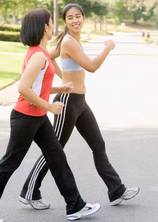 Đơn giản, đi bộ làm cho các tế bào cơ thể xử lý insulin tốt hơn, đường huyết ổn định và tăng cường hàm lượng cholesterol tốt (HDL) hay còn gọi là mỡ máu tốt, giúp giảm nhiều căn bệnh nan y.