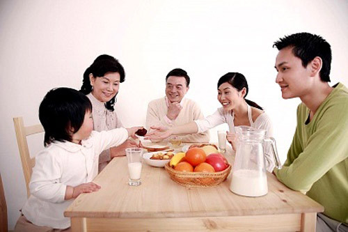 8. Ăn nhiều bữa: Ăn nhiều bữa, chia nhỏ khẩu phần ăn thành nhiều bữa có tác dụng rất tốt cho những người mắc bệnh tiểu đường. Thay vì 3 bữa, có thể ăn 4-5 bữa hoặc 6 bữa nhỏ để tránh làm tăng gluco và bài tiết quá nhiều insulin. Ngoài ra cũng nên duy trì chế độ ăn điều độ, đúng giờ, không được bỏ bữa, nếu để quá đói sẽ gây hiện tượng tụt đường huyết nguy hiểm. 8. Ăn nhiều bữa: Ăn nhiều bữa, chia nhỏ khẩu phần ăn thành nhiều bữa có tác dụng rất tốt cho những người mắc bệnh tiểu đường. Thay vì 3 bữa, có thể ăn 4-5 bữa hoặc 6 bữa nhỏ để tránh làm tăng gluco và bài tiết quá nhiều insulin. Ngoài ra cũng nên duy trì chế độ ăn điều độ, đúng giờ, không được bỏ bữa, nếu để quá đói sẽ gây hiện tượng tụt đường huyết nguy hiểm.