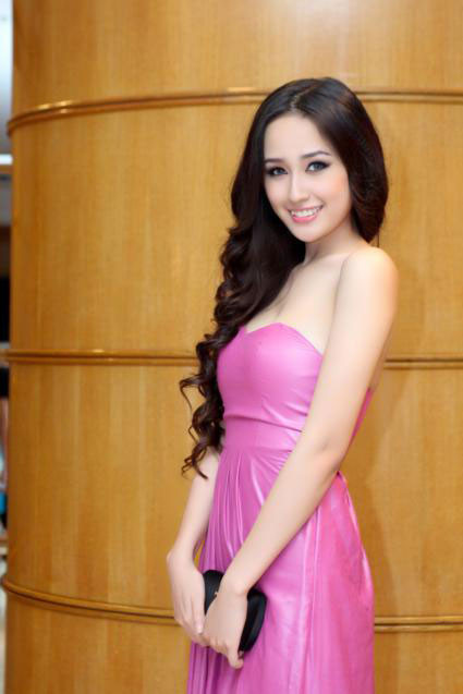 Mai Phương Thúy trẻ hơn nhờ gam hồng cánh sen. Mai Phương Thúy trẻ hơn nhờ gam hồng cánh sen.