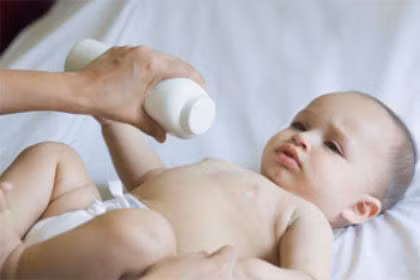 Không nên bôi, xức các loại thuốc lên các mụn nước hay vết lở của trẻ. Bởi khi các vết lở hay mụn nước ngoài da khô đi nhờ thuốc bôi, các bác sĩ sẽ khó chẩn đoán chính xác bệnh trạng của các em bé hơn.