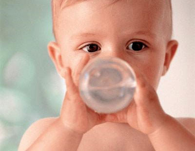 Đối với trẻ em, cần cho bé uống nhiều nước, nhất là khi còn sốt. Không nên cho bé uống các loại nước ép và soda bởi vì hàm lượng axit cao, sẽ gây ra đau rát ở vết loét. Tránh thức ăn mặn hoặc cay. Cho bé dùng các thực phẩm lạnh như sữa lạnh, kem sẽ giúp bé bớt đau khi nuốt. Chọn thức ăn mềm, không cần phải nhai nhiều. Súc miệng bằng nước ấm pha muối: hòa ½ muỗng cà phê muối với 1 ly nước ấm (240ml). Đối với trẻ em, cần cho bé uống nhiều nước, nhất là khi còn sốt. Không nên cho bé uống các loại nước ép và soda bởi vì hàm lượng axit cao, sẽ gây ra đau rát ở vết loét. Tránh thức ăn mặn hoặc cay. Cho bé dùng các thực phẩm lạnh như sữa lạnh, kem sẽ giúp bé bớt đau khi nuốt. Chọn thức ăn mềm, không cần phải nhai nhiều. Súc miệng bằng nước ấm pha muối: hòa ½ muỗng cà phê muối với 1 ly nước ấm (240ml).
