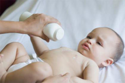 Không nên bôi, xức các loại thuốc lên các mụn nước hay vết lở của trẻ. Bởi khi các vết lở hay mụn nước ngoài da khô đi nhờ thuốc bôi, các bác sĩ sẽ khó chẩn đoán chính xác bệnh trạng của các em bé hơn. Không nên bôi, xức các loại thuốc lên các mụn nước hay vết lở của trẻ. Bởi khi các vết lở hay mụn nước ngoài da khô đi nhờ thuốc bôi, các bác sĩ sẽ khó chẩn đoán chính xác bệnh trạng của các em bé hơn.