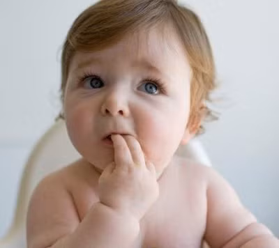 Dạy bé thói quen giữ vệ sinh. Giải thích cho bé hiểu lý do tại sao không nên cho ngón tay, bàn tay của bé hoặc của người khác vào miệng. Cách ly người đang truyền nhiễm. Cho trẻ nghỉ học trong thời gian bị bệnh. Thời gian cách ly tối thiếu là cho đến khi các mụn nước đã khô hẳn, thường là 1 tuần.