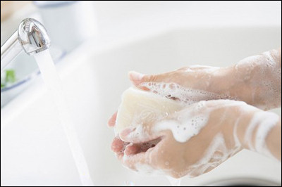 Luôn rửa tay cẩn thận: Hãy rửa tay thường xuyên, đặc biệt sau khi sử dụng nhà vệ sinh hoặc thay tã, trước khi chuẩn bị thực phẩm và ăn uống. Khi không có sẵn xà phòng và nước, có thể dùng khăn lau tay hoặc gel có tẩm cồn diệt khuẩn. Luôn rửa tay cẩn thận: Hãy rửa tay thường xuyên, đặc biệt sau khi sử dụng nhà vệ sinh hoặc thay tã, trước khi chuẩn bị thực phẩm và ăn uống. Khi không có sẵn xà phòng và nước, có thể dùng khăn lau tay hoặc gel có tẩm cồn diệt khuẩn.