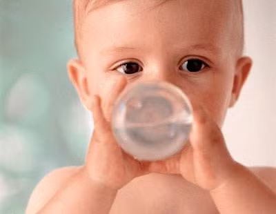 Đối với trẻ em, cần cho bé uống nhiều nước, nhất là khi còn sốt. Không nên cho bé uống các loại nước ép và soda bởi vì hàm lượng axit cao, sẽ gây ra đau rát ở vết loét. Tránh thức ăn mặn hoặc cay. Cho bé dùng các thực phẩm lạnh như sữa lạnh, kem sẽ giúp bé bớt đau khi nuốt. Chọn thức ăn mềm, không cần phải nhai nhiều. Súc miệng bằng nước ấm pha muối: hòa ½ muỗng cà phê muối với 1 ly nước ấm (240ml).