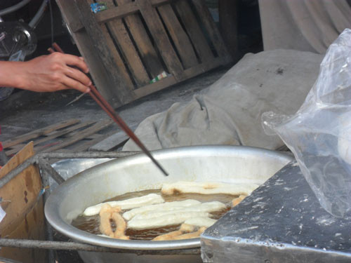 Tuy nhiên, điều đáng nói là chậu dầu rán đã sánh màu đen nhưng chỉ khi nào dầu "cô" lại gần hết và không thể chiên bánh được nữa, nhân viên này mới đành lòng "chuyển đổi mục đích sử dụng". Tuy nhiên, điều đáng nói là chậu dầu rán đã sánh màu đen nhưng chỉ khi nào dầu "cô" lại gần hết và không thể chiên bánh được nữa, nhân viên này mới đành lòng "chuyển đổi mục đích sử dụng".