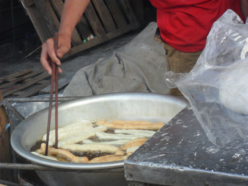 Cận cảnh chiếc chậu nhôm "chống dính" và những chiếc quẩy sắp được ra lò để phục vụ thực khách. Cận cảnh chiếc chậu nhôm "chống dính" và những chiếc quẩy sắp được ra lò để phục vụ thực khách.