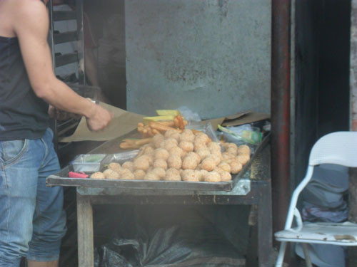 Không chỉ có quẩy mới áp dụng "công nghệ" sản xuất tay trần mà quy trình đóng gói bao bì của bánh rán cũng được thực hiện tương tự Không chỉ có quẩy mới áp dụng "công nghệ" sản xuất tay trần mà quy trình đóng gói bao bì của bánh rán cũng được thực hiện tương tự