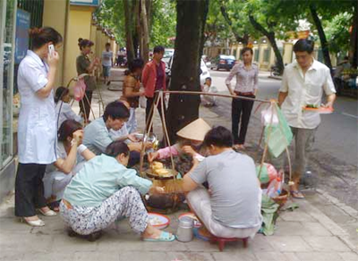 Thức ăn vỉa hè không đảm bảo ATVSTP - một trong những nguyên nhân gây ngộ độc thực phẩm.