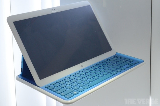 Laptop với màn hình nghiêng.