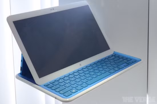 Laptop với màn hình nghiêng.