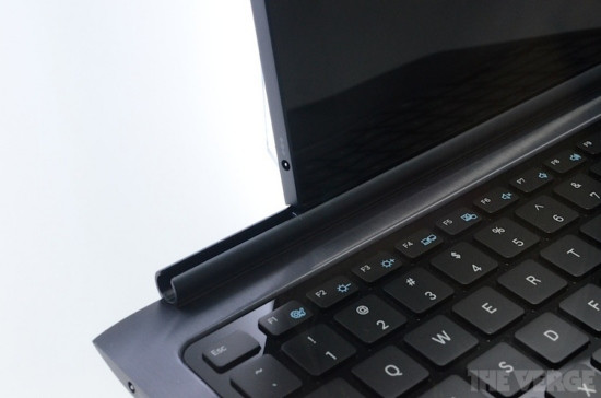 Đường rãnh cho phép tháo rời màn hình.