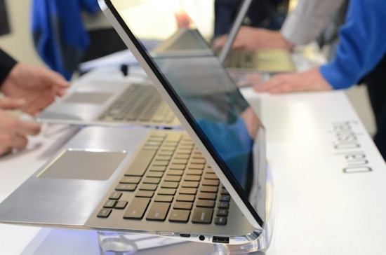 Laptop hai màn hình độc đáo.