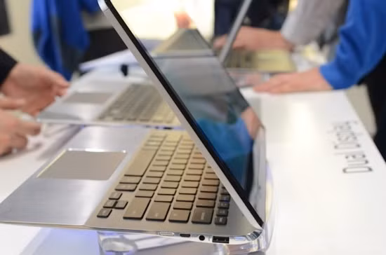 Laptop hai màn hình độc đáo.