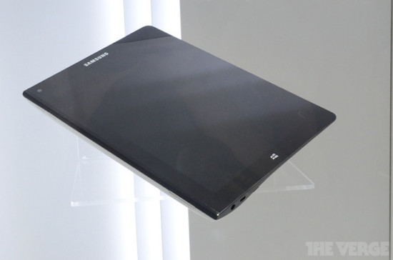 Phần cạnh trái được vát cong và nhô lên so với thân máy.