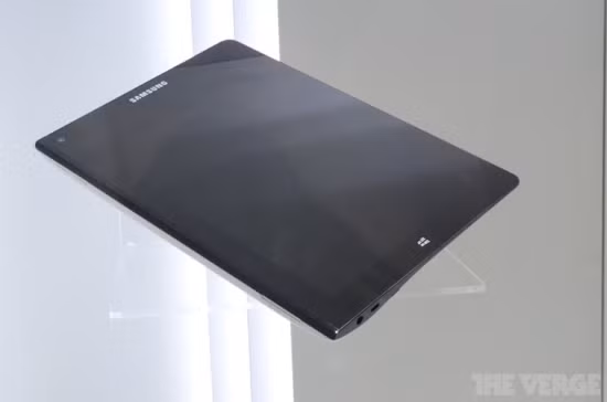 Phần cạnh trái được vát cong và nhô lên so với thân máy.